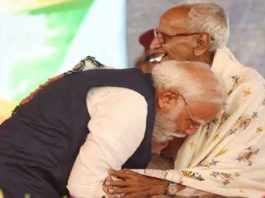 प्रधानमंत्री मोदी ने 98 वर्षीय कार्यकर्ता के पैर छूकर आशीर्वाद लिया