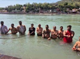 श्री राजराजेश्वरी महालक्ष्मी यज्ञ का मंगल स्नान के साथ समापन, यज्ञ सेवा मण्डल के सदस्यों ने गंगा में लगाई डुबकी