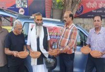 परिंडों का वितरण कर मूक पक्षियों के प्राणों की रक्षा करने की शपथ दिलाई