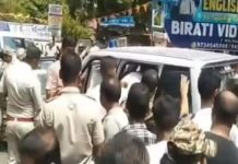 तृणमूल कांग्रेस सांसद सौगत रॉय के काफिले पर फेंके गए अंडे, लगे चोर-चोर के नारे
