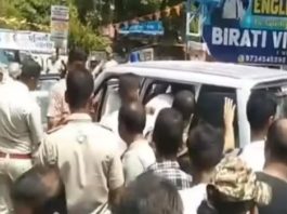 तृणमूल कांग्रेस सांसद सौगत रॉय के काफिले पर फेंके गए अंडे, लगे चोर-चोर के नारे