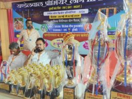दूधिया रोशनी में रनों की बरसात, खेल प्रेमियों से खचाखच भरा मैदान