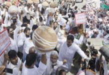 अजमेर : पीने के पानी पर रार, कांग्रेस ने फोड़े जलदाय कार्यालय पर मटके