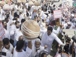 अजमेर : पीने के पानी पर रार, कांग्रेस ने फोड़े जलदाय कार्यालय पर मटके
