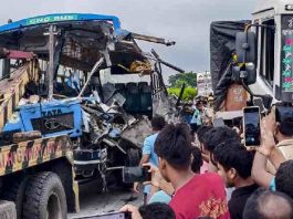 पश्चिम बंगाल के जलपाईगुड़ी में खड़ी ट्रॉली से टकराई बस, 5 लोगों की मौत