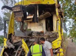 भरतपुर में अज्ञात वाहन से बस के टकराने से 15 लोग घायल