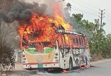 तेलंगाना के करीमनगर में बस में अचानक आग लगी, 41 यात्री बाल-बाल बचे
