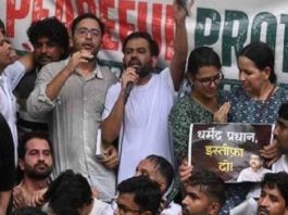 जंतर-मंतर पर कॉकरोच जनता पार्टी का विरोध-प्रदर्शन शांतिपूर्ण ढंग से संपन्न