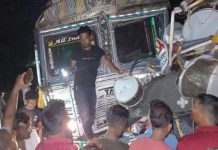 झारखंड के रामगढ़ में भीषण सड़क हादसा, ताशा पार्टी के 7 सदस्यों की मौत, ग्रामीणों का प्रदर्शन