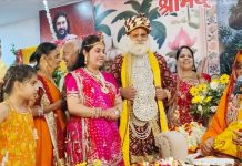 कृष्ण जन्मोत्सव की भक्ति में झूम उठा कथा पंडाल, बधाइयों और भजनों से गूंजा वातावरण