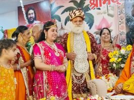 कृष्ण जन्मोत्सव की भक्ति में झूम उठा कथा पंडाल, बधाइयों और भजनों से गूंजा वातावरण