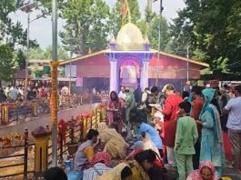 जम्मू स्थित माता खीर भवानी मंदिर में हजारों की संख्या में पहुंचे श्रद्धालु
