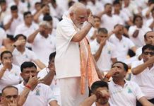 अंतरराष्ट्रीय योग दिवस पर मोदी के अंगवस्त्र ने खींचा लोगों का ध्यान