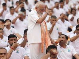अंतरराष्ट्रीय योग दिवस पर मोदी के अंगवस्त्र ने खींचा लोगों का ध्यान