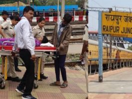 चलती ट्रेन में प्रसव पीड़ा से जूझ रही महिला का रायपुर स्टेशन पर कराया गया प्रसव, नवजात की मौत