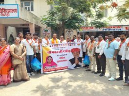 भाजपा कार्यकर्ताओं का समर्पण, जिलाध्यक्ष के लिए खून प्रदेशअध्यक्ष के लिए सेब!
