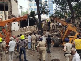 चंडीगढ़ में 54 साल पुरानी दो मंजिला बिल्डिंग गिरी, 2 की मौत, 5 घायल