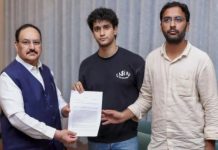 कॉकरोच जनता पार्टी ने तीन मांगों के साथ जेपी नड्डा को सौंपा ज्ञापन