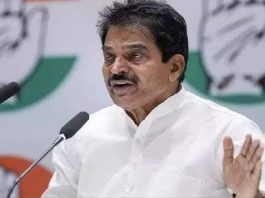 इंटरनेट या दुकानें बंद कराने से बात नहीं बनेगी, प्रधान को हटाना पड़ेगा : कांग्रेस