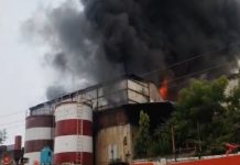 अलवर के मत्स्य औद्योगिक क्षेत्र में तेल पैकिंग फैक्ट्री में भीषण आग से करोड़ों का नुकसान