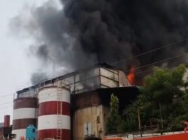 अलवर के मत्स्य औद्योगिक क्षेत्र में तेल पैकिंग फैक्ट्री में भीषण आग से करोड़ों का नुकसान