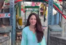 एक्ट्रेस संदीपा धर ने श्रीनगर के शंकराचार्य मंदिर की 250 सीढ़ियां चढ़कर लिया आशीर्वाद