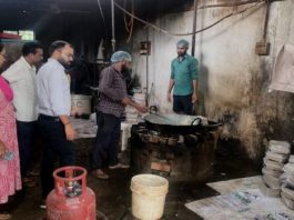 बिलासपुर : गंदगी के बीच मिक्स केक निर्माण, प्रबल फूड प्रोडक्ट का लाइसेंस निलंबित