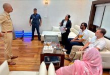 राहुल गांधी पैलेट गन पीड़ित मामले में प्राथमिकी दर्ज करने की मांग को लेकर डीसीपी कार्यालय के बाहर धरने पर बैठे