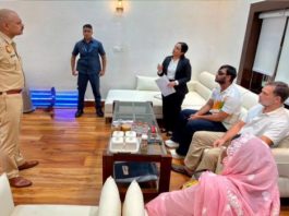 राहुल गांधी पैलेट गन पीड़ित मामले में प्राथमिकी दर्ज करने की मांग को लेकर डीसीपी कार्यालय के बाहर धरने पर बैठे