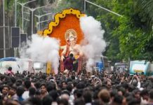मुंबई में जुलूस के दौरान गणेश प्रतिमा गिरने से 2 लोगों की मौत, 5 घायल