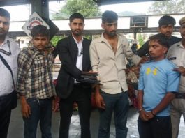 टीटीई चेकिंग स्टाफ की सतर्कता से ट्रेन में 4 शातिर चोर अरेस्ट, 8 मोबाइल फोन व 4500 रुपए बरामद