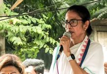 कोलकाता के श्यामबाजार में ममता बनर्जी को लोगों के विरोध और नारों का सामना करना पड़ा