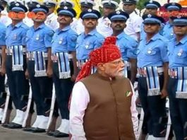 स्वतंत्रता दिवस के मौके पर मोदी की पगड़ी और जैकेट ने लोगों को किया आकर्षित