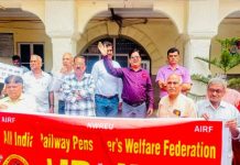 रेलवे अस्पताल की बदहाल व्यवस्थाओं के विरोध में पेंशनर्स का प्रदर्शन, 12 सूत्री मांगपत्र सौंपा
