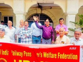 रेलवे अस्पताल की बदहाल व्यवस्थाओं के विरोध में पेंशनर्स का प्रदर्शन, 12 सूत्री मांगपत्र सौंपा