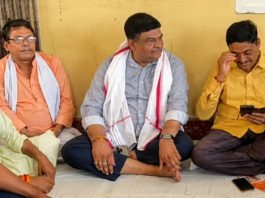 अलवर में मंत्री संजय शर्मा के धरने पर बैठने से मचा हड़कंप, 5 सफाई कर्मचारियों को तुरंत मिले नियुक्ति पत्र