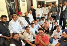 एसपी कार्यालय के बाहर कांग्रेस का धरना, दो घंटे बाद पहुंचे पुलिस अधीक्षक