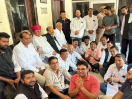 एसपी कार्यालय के बाहर कांग्रेस का धरना, दो घंटे बाद पहुंचे पुलिस अधीक्षक