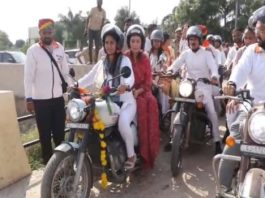 अजमेर में उप मुख्यमंत्री दिया कुमारी ने मोटर साईकिल पर की यात्रा