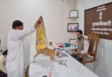 नासिक में शिवसेना का अनोखा प्रदर्शन, अधिकारी की टेबल पर छोड़े आवारा कुत्ते
