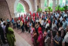 रेल कर्मचारियों का अजमेर मंडल कार्यालय पर प्रदर्शन, ट्रेन लाइटिंग व्यवस्था को लेकर जताया विरोध