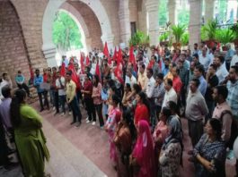 रेल कर्मचारियों का अजमेर मंडल कार्यालय पर प्रदर्शन, ट्रेन लाइटिंग व्यवस्था को लेकर जताया विरोध