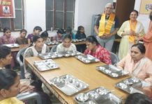 लाड़ली घर की दृष्टिहीन बालिकाओं की कुशलक्षेम पूछी, सात्विक भोजन कराया