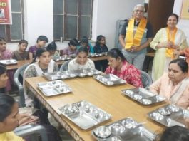 लाड़ली घर की दृष्टिहीन बालिकाओं की कुशलक्षेम पूछी, सात्विक भोजन कराया