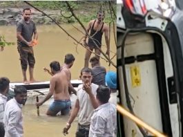 नलखेड़ा में बरसाती नाले में तेज बहाव में कार बहने से ओडिशा के 7 श्रद्धालुओं समेत 8 की मौत