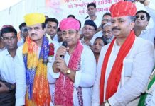 अजमेर में डोटासरा के जन्मदिन पर जुटे कांग्रेसी, जयपाल ने साफा पहनाकर किया स्वागत; जरूरतमंदों को बांटे कंबल