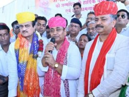 अजमेर में डोटासरा के जन्मदिन पर जुटे कांग्रेसी, जयपाल ने साफा पहनाकर किया स्वागत; जरूरतमंदों को बांटे कंबल
