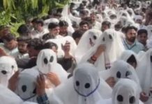 ‘भूत’ बन मुख्य चुनाव आयुक्त ज्ञानेश को डराने पहुंचे युवा कांग्रेस कार्यकर्ता, इस्तीफे की मांग की