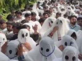 ‘भूत’ बन मुख्य चुनाव आयुक्त ज्ञानेश को डराने पहुंचे युवा कांग्रेस कार्यकर्ता, इस्तीफे की मांग की