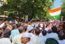 ज्ञानेश कुमार को हटाने की मांग पर विपक्ष का मार्च, पुलिस ने रोका तो धरने पर बैठे सांसद